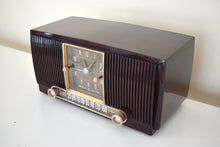 Charger l&#39;image dans la galerie, Elegant Brown Marbled 1955 General Electric Model 551 Vintage AM Vacuum Tube Clock Radio Sounds Great Looks Classy!