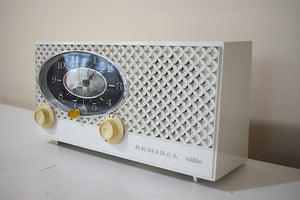 Bluetooth 準備完了 - ブリーズウェイ ホワイト 1964 アドミラル 'デュエット' モデル Y3353 AM 真空管時計ラジオは素晴らしい作品です。