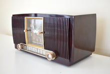 Charger l&#39;image dans la galerie, Elegant Brown Marbled 1955 General Electric Model 551 Vintage AM Vacuum Tube Clock Radio Sounds Great Looks Classy!