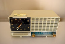 Charger l&#39;image dans la galerie, Snow White 1960 GE General Electric Model C-450B AM Vintage Radio Sounds Terrific Rare Color Combo!
