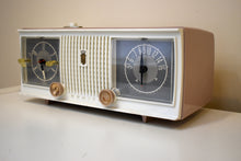 Charger l&#39;image dans la galerie, Sandalwood Tan and White 1960 Zenith Model C519L &#39;The Nocturne&#39; AM Vacuum Tube Radio Looks Great Sounds Marvelous!