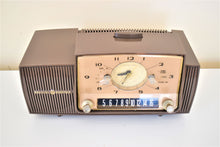 Charger l&#39;image dans la galerie, Nutmeg Tan Mid Century 1958 General Electric Model C-482B Vacuum Tube AM Clock Radio Beauty Sounds Fantastic Popular Design!