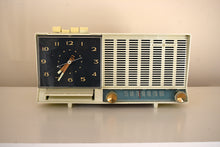 Charger l&#39;image dans la galerie, Snow White 1960 GE General Electric Model C-450B AM Vintage Radio Sounds Terrific Rare Color Combo!