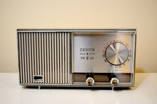 画像をギャラリービューアに読み込む, ウォルナット木目と白 1969 ゼニス モデル Z419L AM/FM ソリッドステート ラジオ オリジナル ボックス ユーザー マニュアル サウンドはグルーヴィーな男です!