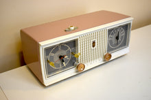 Charger l&#39;image dans la galerie, Sandalwood Tan and White 1960 Zenith Model C519L &#39;The Nocturne&#39; AM Vacuum Tube Radio Looks Great Sounds Marvelous!
