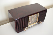 Charger l&#39;image dans la galerie, Elegant Brown Marbled 1955 General Electric Model 551 Vintage AM Vacuum Tube Clock Radio Sounds Great Looks Classy!