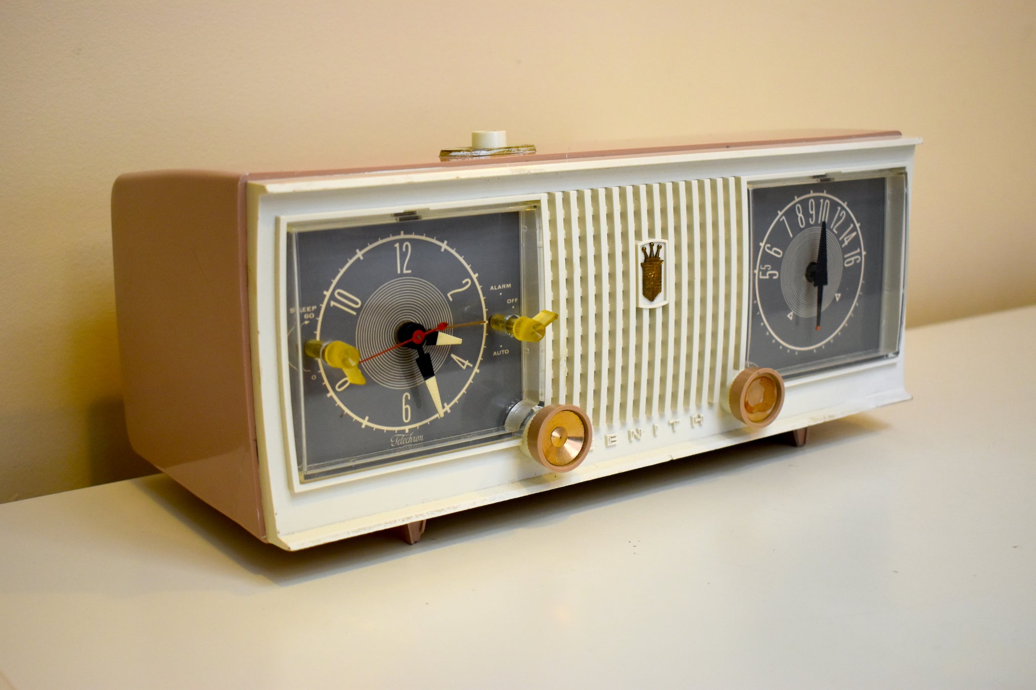 AM Sandalwood Radio \'The White Farm and Tan 1960 Zenith Retro Model – C519L Vac Nocturne\'