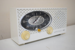 Bluetooth 準備完了 - ブリーズウェイ ホワイト 1964 アドミラル 'デュエット' モデル Y3353 AM 真空管時計ラジオは素晴らしい作品です。