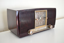 Charger l&#39;image dans la galerie, Elegant Brown Marbled 1955 General Electric Model 551 Vintage AM Vacuum Tube Clock Radio Sounds Great Looks Classy!