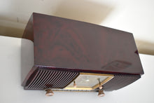 Charger l&#39;image dans la galerie, Elegant Brown Marbled 1955 General Electric Model 551 Vintage AM Vacuum Tube Clock Radio Sounds Great Looks Classy!