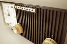画像をギャラリービューアに読み込む, Bluetooth Ready To Go - マンバ ブラック ミッドセンチュリー 1959 モトローラ モデル 5C11E AM 真空管クロック ラジオ