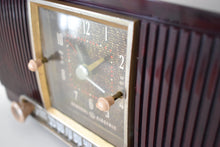 Charger l&#39;image dans la galerie, Elegant Brown Marbled 1955 General Electric Model 551 Vintage AM Vacuum Tube Clock Radio Sounds Great Looks Classy!