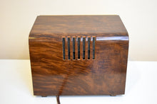 Charger l&#39;image dans la galerie, Oak Burl Wood Grain Finished 1947 RCA Victor Model 75X15 AM Brown Bakelite Vacuum Tube Radio