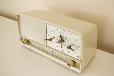 Carrara White 1956 RCA Victor Model 8-C-7EE Vacuum Tube AM Clock Radio Excellent Plus Condition Sounds Great!