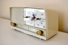Charger l&#39;image dans la galerie, Carrara White 1956 RCA Victor Model 8-C-7EE Vacuum Tube AM Clock Radio Excellent Plus Condition Sounds Great!