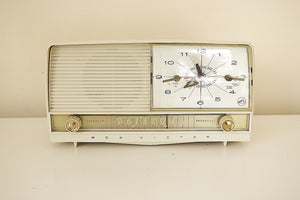 Carrara White 1956 RCA Victor Model 8-C-7EE Vacuum Tube AM Clock Radio Excellent Plus Condition Sounds Great!