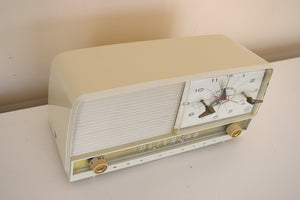 カラーラ ホワイト 1956 RCA Victor モデル 8-C-7EE 真空管 AM クロック ラジオ エクセレント プラス コンディション サウンドは素晴らしいです。