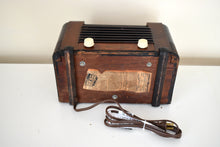 Charger l&#39;image dans la galerie, Artisan Handcrafted Solid Wood Beauty Art Deco 1941 General Electric Model L-604 AM Vacuum Tube Radio Sounds Glorious!