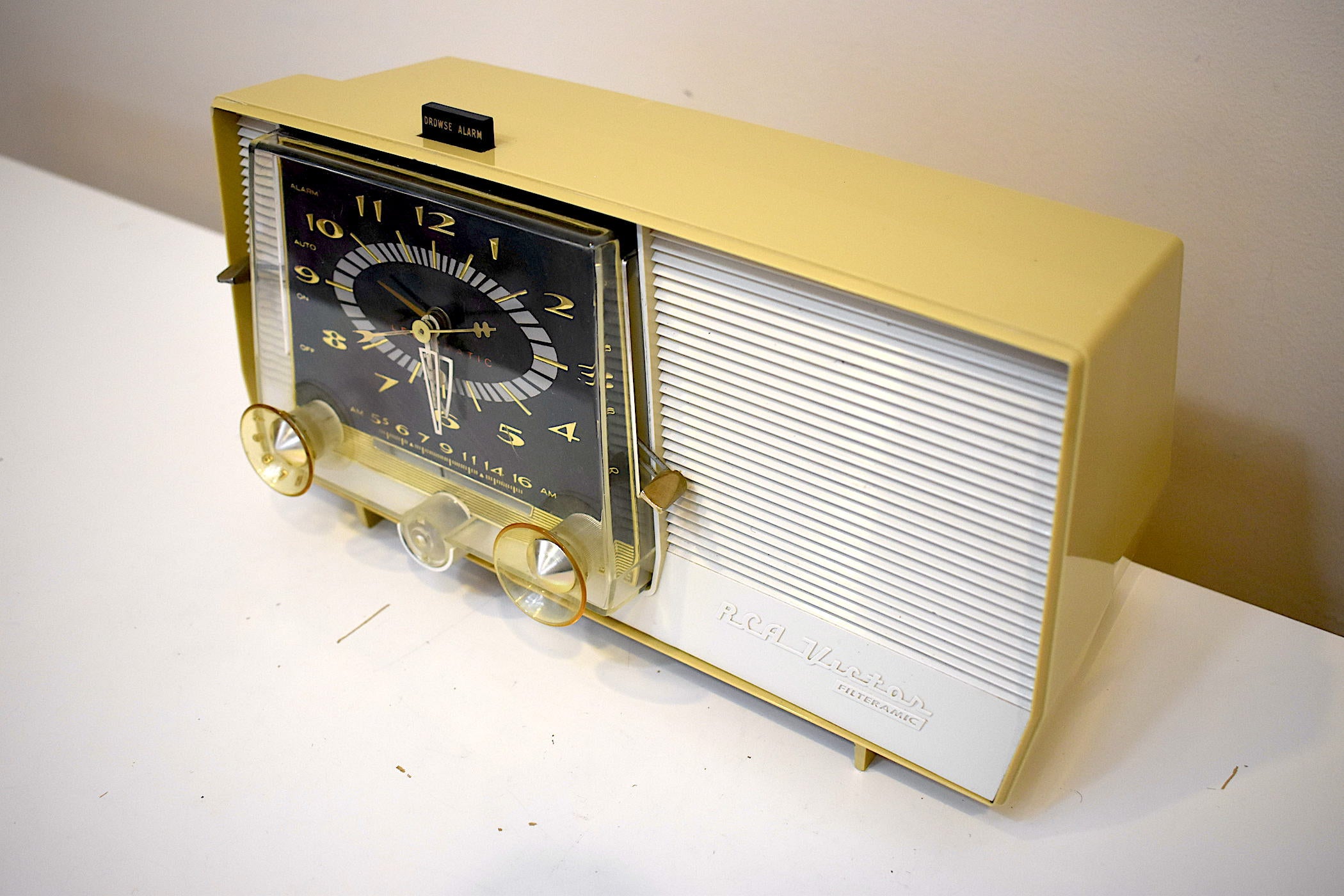 アキノキリンソウと白 1958 RCA Victor Model 1-C-5KE 真空管 AM クロック ラジオ サウンドは素晴らしいです。