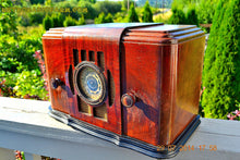 Charger l&#39;image dans la galerie, SOLD! - Sept 17, 2015 - BEAUTIFUL Wood Art Deco Retro 1930&#39;s or 1940&#39;s Western Air Patrol AM Tube Radio Works! Wow! - [product_type} - Western Air Patrol - Retro Radio Farm
