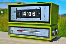 Charger l&#39;image dans la galerie, SOLD! - Dec 29, 2014 - GRASSHOPPER GREEN Retro Jetsons Vintage 1960&#39;s or 1970&#39;s Westclox AM/FM Solid State Clock Radio Alarm WORKS! - [product_type} - Westclox - Retro Radio Farm