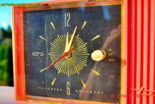 Charger l&#39;image dans la galerie, SOLD! - Jan 9, 2015 - HOT PINK Retro Jetsons Vintage 1957 Truetone Western Auto Supply Model DC2852 AM Tube Clock Radio - [product_type} - Truetone - Retro Radio Farm