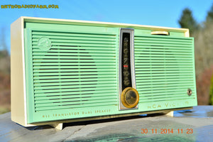 売れました！ - 2016 年 2 月 9 日 - 動作するポータブル ターコイズ レトロ Jetsons ヴィンテージ 1957 RCA Victor モデル TX1-HE AM バッテリーのみのソリッド ステート ラジオ