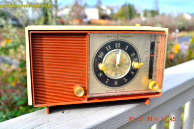 売れました！ - 2015 年 4 月 8 日 - COPPERTONE とアイボリーのレトロ Jetsons ヴィンテージ 1960 シアーズ モデル 6036 AM 真空管クロック ラジオが完全に復元されました。
