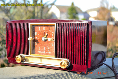 売れました！ - 2015 年 1 月 19 日 - SVELTE バーガンディ ゼネラル エレクトリック モデル 543 レトロ AM クロック ラジオが動作します。