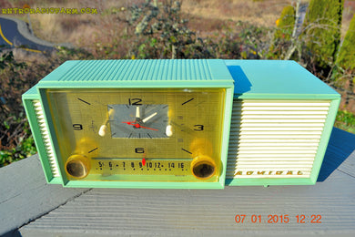 売れました！ - 2015 年 4 月 8 日 - ミント グリーンのレトロ ジェットソンズ 1959 アドミラル モデル 298 真空管 AM クロック ラジオが完全に復元されました。