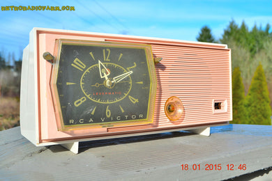 売れました！ - 2015 年 2 月 4 日 - プリンセス ピンクと白のレトロ Jetsons ヴィンテージ 1957 RCA Victor モデル C-2FE AM 真空管ラジオが動作します。