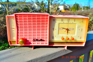 売れました！ - 2016 年 9 月 26 日 - バービー ピンク ミッドセンチュリー レトロ ジェットソンズ 1961 シルバートーン モデル 8027 AM クロック ラジオ 完全に復元されました。