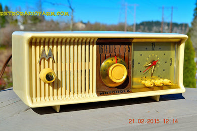 売れました！ - 2015 年 4 月 8 日 - アラバスター アイボリー レトロ ジェットソンズ 1957 モトローラ 57CC 真空管 AM クロック ラジオ 完全に復元されました。