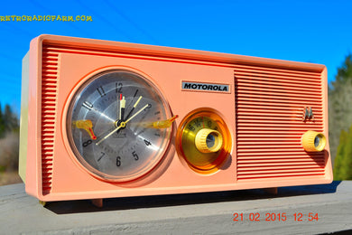 売れました！ - 2015 年 4 月 15 日 - SASSY PINK レトロ Jetsons 1957 Motorola 5C14PW 真空管 AM クロック ラジオが完全に復元されました。