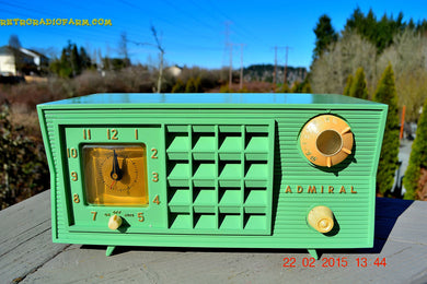 売れました！ - 2015 年 3 月 20 日 - ピスタチオ グリーン レトロ Jetsons ミッドセンチュリー ヴィンテージ 1955 アドミラル 5R3 AM 真空管ラジオが完全に復元されました。