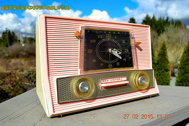 売れました！ - 2015 年 8 月 19 日 - パウダー ピンク レトロ Jetsons ヴィンテージ 1957 RCA Victor Model 1-RD-63 AM 真空管クロック ラジオが完全に復元されました。