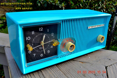 売れました！ - 2015 年 3 月 1 日 - MP3 対応 スカイブルー ターコイズ レトロ ジェットソンズ 1959 モトローラ モデル SC13B 真空管 AM クロック ラジオ 完全に復元されました。