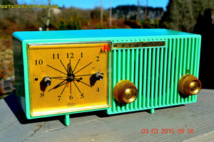 売れました！ - 2015 年 9 月 12 日 - 美しいシーグリーンのレトロ Jetsons 1956 Motorola 56CS 真空管 AM クロック ラジオが完全に復元されました。