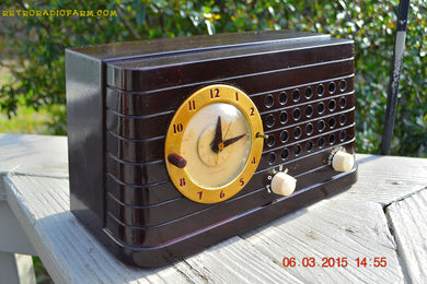 売れました！ - 2015 年 8 月 7 日 - 戦後産業アールデコ調テレクロン モデル 8H59 AM ブラウン渦巻き大理石ベークライト管時計ラジオが動作します。