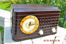 画像をギャラリービューアに読み込む, SOLD! - Aug 7, 2015 - POST WAR INDUSTRIAL Art deco Telechron Model 8H59 AM Brown Swirly Marbled Bakelite Tube Clock Radio Works! - [product_type} - Telechron - Retro Radio Farm