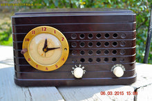 Charger l&#39;image dans la galerie, SOLD! - Aug 7, 2015 - POST WAR INDUSTRIAL Art deco Telechron Model 8H59 AM Brown Swirly Marbled Bakelite Tube Clock Radio Works! - [product_type} - Telechron - Retro Radio Farm