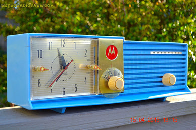 売れました！ - 2015 年 5 月 28 日 - コーンフラワー ブルー 2 レベル レトロ Jetsons 1957 Motorola 57CD チューブ AM クロック ラジオ 動作します。