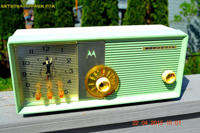 売れました！ - 2015 年 8 月 19 日 - Bluetooth MP3 対応 - クールなミントグリーンのレトロ Jetsons 1957 Motorola 5C25GW 真空管 AM クロック ラジオが完全に復元されました。