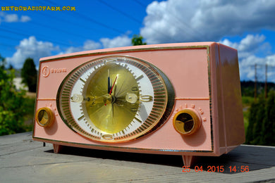 売れました！ - 2015 年 9 月 9 日 - ピンク サイクロピック ヴィンテージ ミッドセンチュリー レトロ Jetsons 1957 ブローバ モデル 140 チューブ AM クロック ラジオ 動作します。