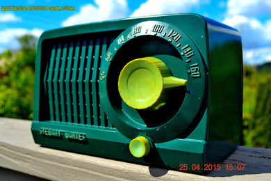 売れました！ - 2015 年 7 月 28 日 - 美しいアールデコ調のレアなレトログリーン 1952 スチュワート ワーナー 9160H 真空管 AM ラジオが完全に復元されました。