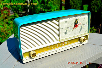 売れました！ - 2015 年 8 月 5 日 - アクアとホワイトのレトロな Jetsons 1956 RCA Victor 9-C-7LE 真空管 AM クロック ラジオが完全に復元されました。