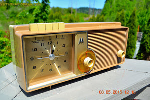 売れました！ - 2015 年 10 月 1 日 - ベリー ブレイディ ブラウン レトロ Jetsons 1962 Motorola 5C16NW 真空管 AM クロック ラジオが動作します。