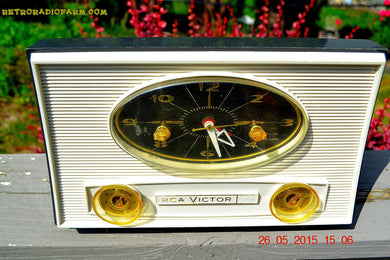 売れました！ - 2015 年 8 月 5 日 - チャコール グレー レトロ Jetsons ヴィンテージ 1959 RCA Victor モデル 1-RD-50 AM 真空管クロック ラジオが完全に復元されました。