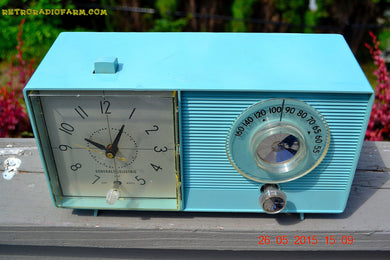売れました！ - 2015 年 7 月 23 日 - パウダー ブルー ミッドセンチュリー ジェットソンズ 1959 ゼネラル エレクトリック モデル C-404B 真空管 AM クロック ラジオが完全に復元されました。