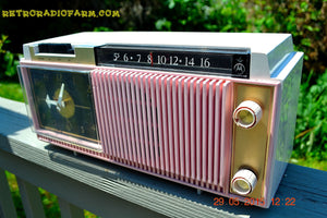 売れました！ - 2015 年 12 月 5 日 - エルドラド ピンク ホワイトとブラック レトロ Jetsons 1959 Motorola C12 真空管 AM クロック ラジオ 完全に復元されました。